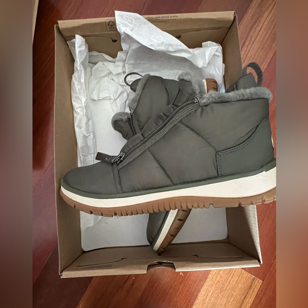 Ugg Women’s Lakesider Zip Puff boots in Olive Green! Barely worn!